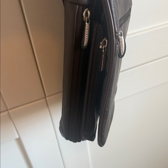 TRAVELON Men's Black Faux Leather Sling Bag - Picture 3 of 11